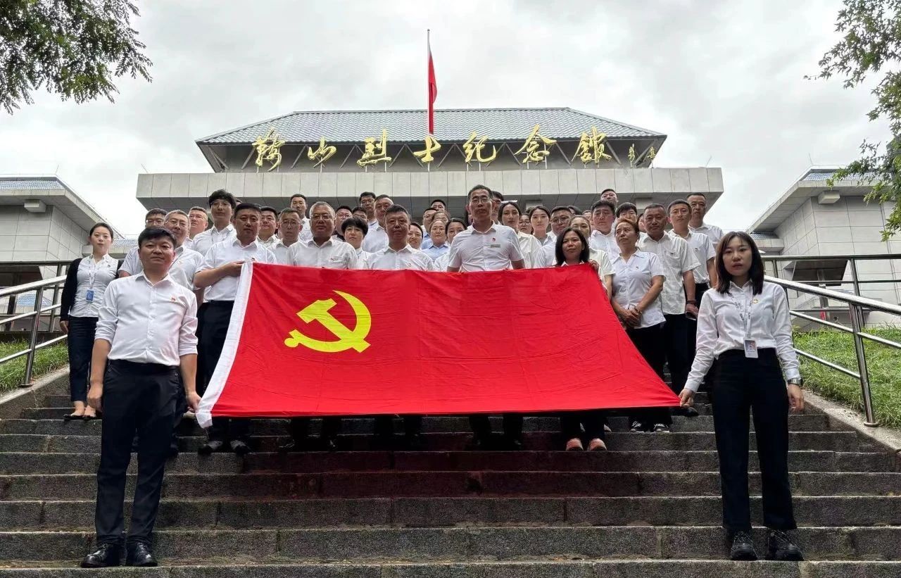 鞍勤集團(tuán)、公服集團(tuán)開(kāi)展“憶初心、強(qiáng)黨性、轉(zhuǎn)作風(fēng)、建新功”慶“七·一”主題黨日活動(dòng)